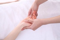 手がムクんで指輪が食い込んでます