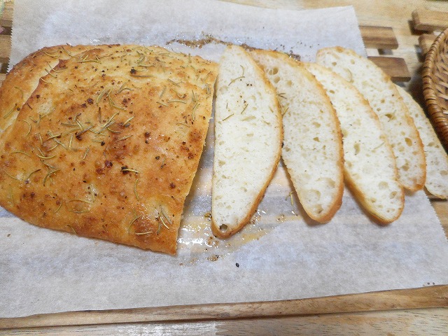簡単すぎるパン作り。フォカッチャ＆レーズンバンズ