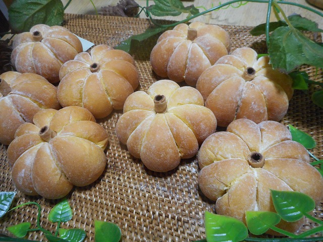 ハローウインのパンとスイーツ。かぼちゃぱん＆かぼちゃのミニシフォン