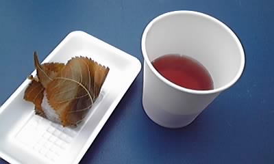 八日市で桜餅を無料振る舞い!