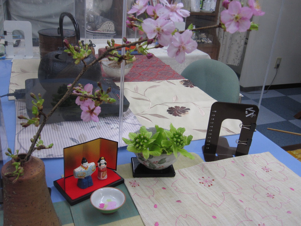 テーブル茶道・3月の茶花とお菓子