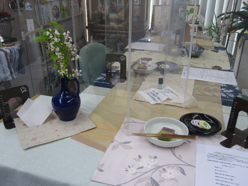 テーブル茶道・4月の茶花とお菓子