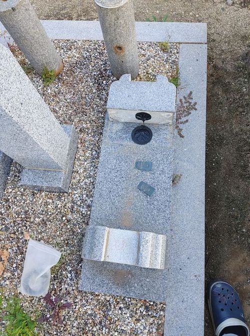 墓誌に戒名を追加彫りするときに台座が外れました。