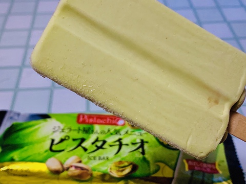 食べるよね?冬でもかまわず アイスクリーム♪ 食べるよね?冬でもかまわず アイスクリーム♪