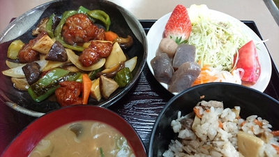 具だくさんの五目ご飯と酢豚にきゅうり(#^^#)【喫茶あいかむ】