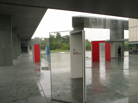 雨の豊田市美術館を散歩