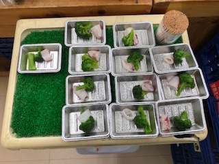 農遊館のソムリエが作る試食と内田さんのミニトマト 農遊館のソムリエが作る試食と内田さんのミニトマト