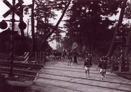 関山神社の石段をのぼる傘鉾巡行・生い茂る松並木と子どもの神輿