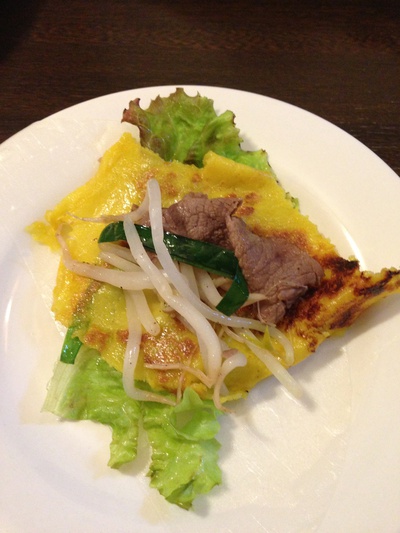人気のベトナム料理、牛肉バインセオの食べ方