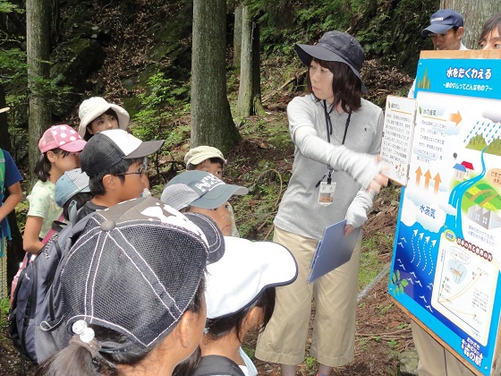 岡崎の水源を探る「夏休み！水道水源探訪親子バスツアー」を開催
