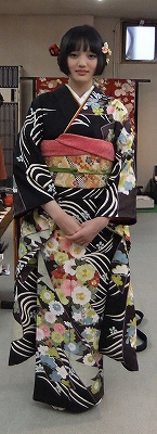 黒古典柄のお振袖で前撮・髪飾りもこだわって