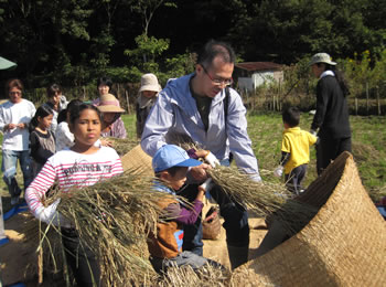 稲作体験プログラム『脱穀に挑戦』