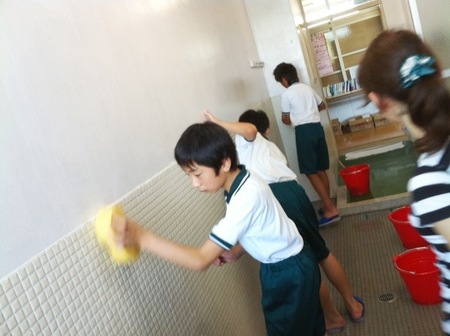 豊田掃除に学ぶ会  猿投台中学校トイレ掃除