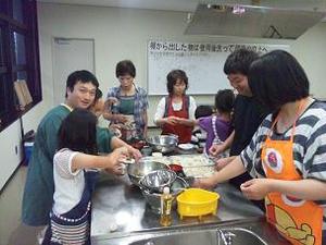包む