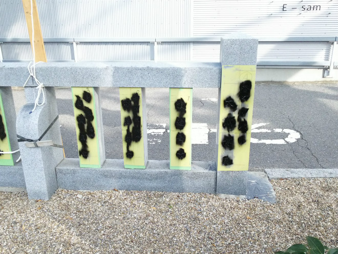 東岡崎すぐの六所神社で玉垣に名前の字彫りをしています