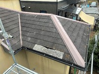 割れて中が見えてしまった屋根の修理