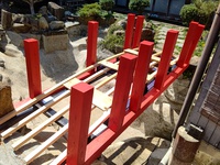 花屋敷の中庭の赤い橋 老朽化により補修工事中です