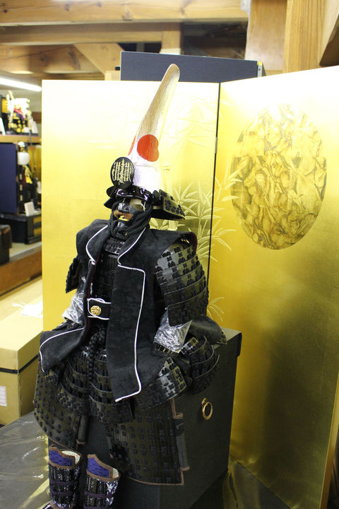加藤清正　兜・甲冑　～飾り方その2～　近年出来た鎧飾りの1例・その１と大きさが同じ鎧の小スペース飾り
