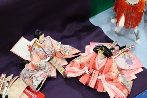おひなさま　～京友禅京金彩の正絹生地（大人の女性の着物生地）で制作～　少ないスペースで飾る良い雛です