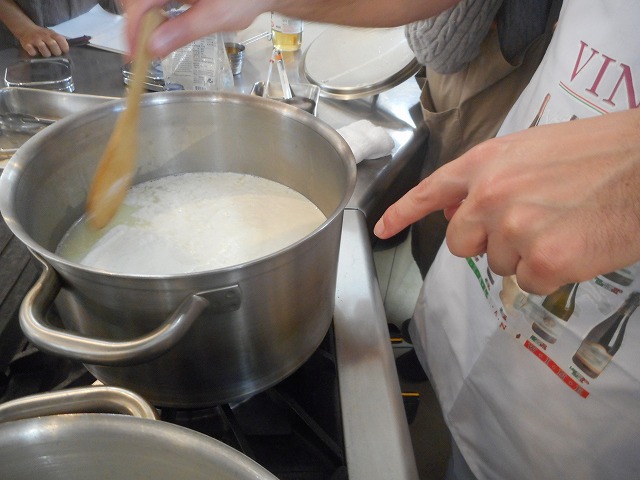 手作りチーズは意外に簡単！チーズつくりとイタリア家庭料理の勉強に参加してきました