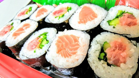 まぐろとサーモン寿司　￥1,280と、コストコのアスパラを使って秋鮭と野菜の黒酢炒め