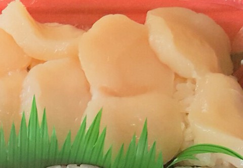 海鮮巻きと旬の握り寿司(ホタテ)￥1,780