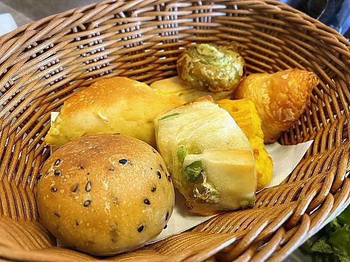 ベーカリーカフェ ラルジュでパン食べ放題ランチ　　　（名古屋市天白区）