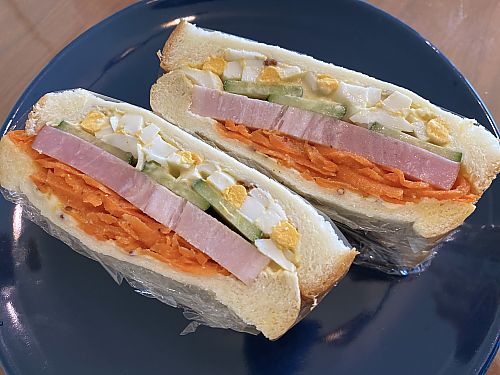 ハレパンを使ってサンドウィッチ作りました♪　トミーの魚やの刺身盛り合わせで手巻き寿司♪　