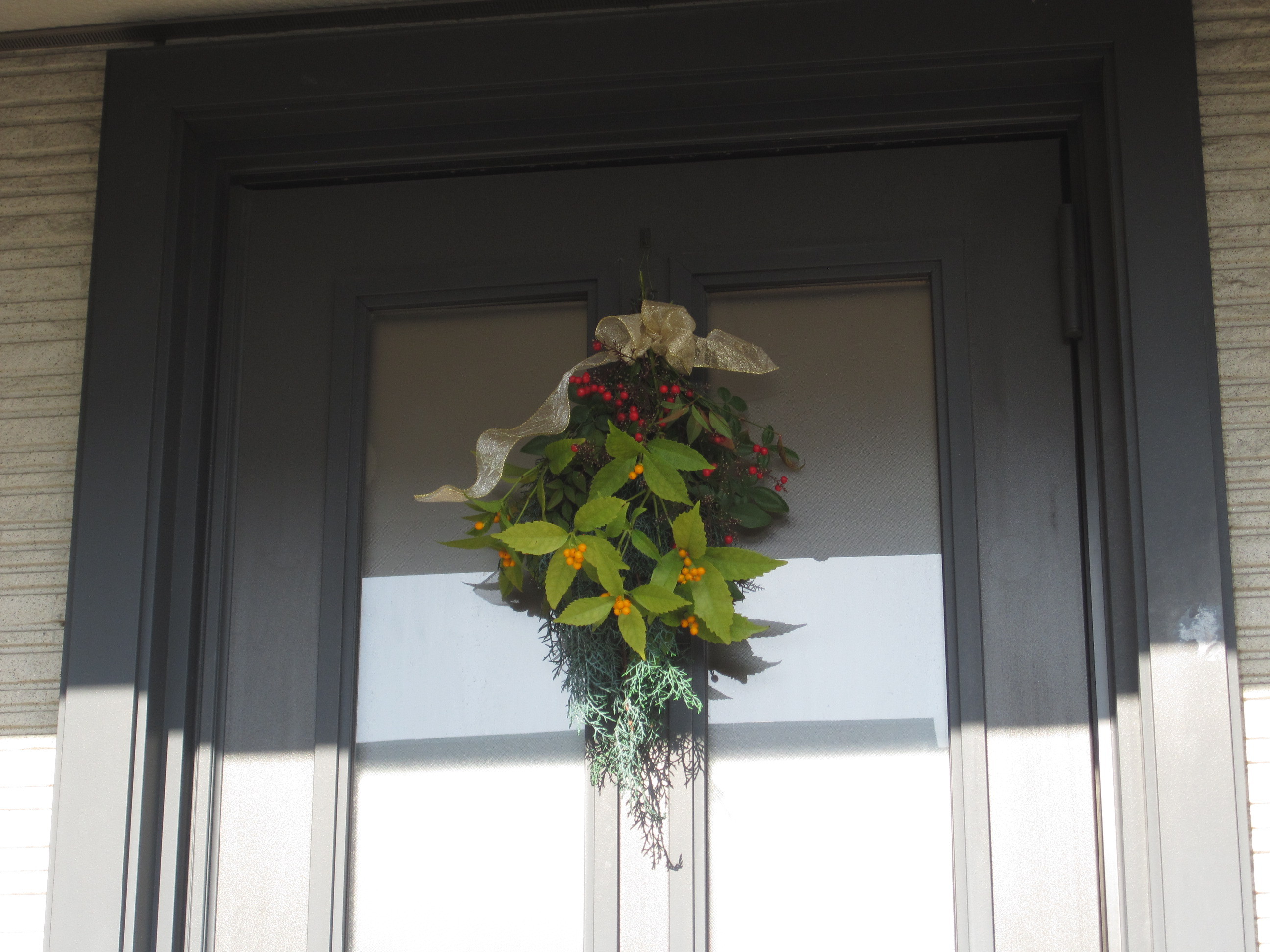 お正月の玄関飾りは南天のスワッグで