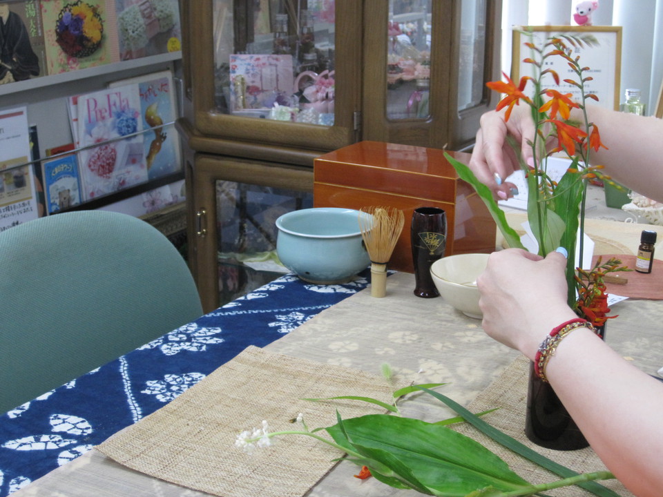 テーブル茶道・6月の茶花とお菓子