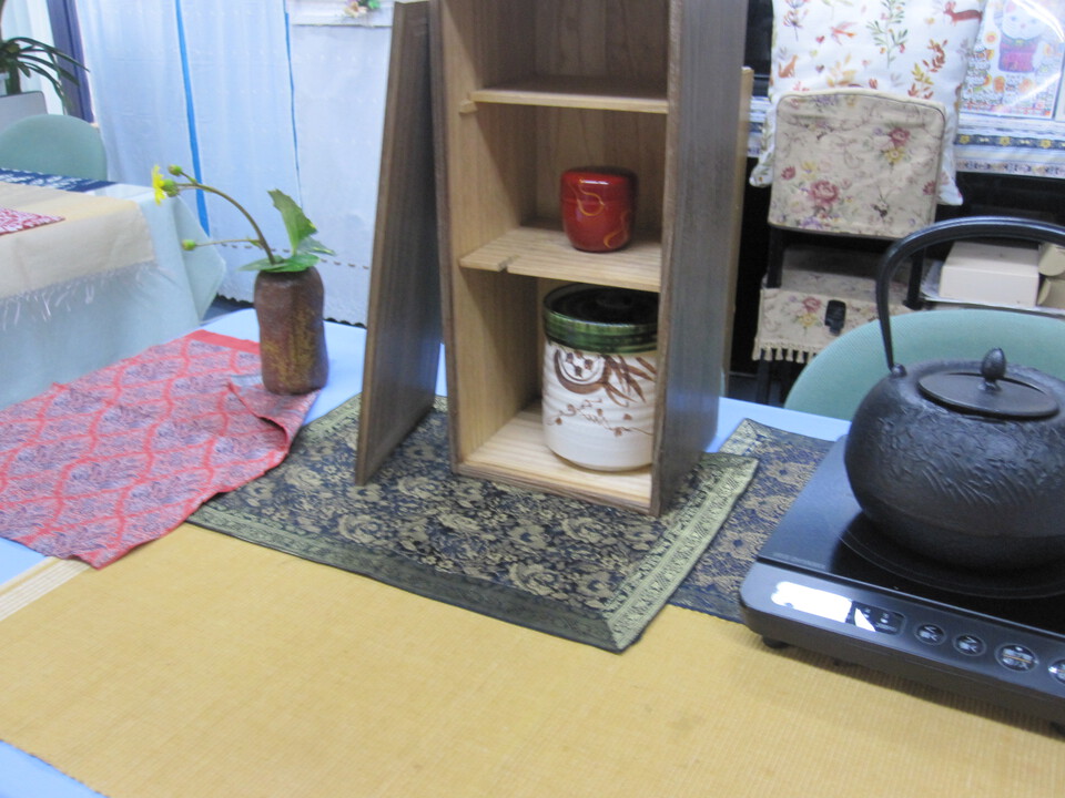 テーブル茶道・10月の茶花とお菓子