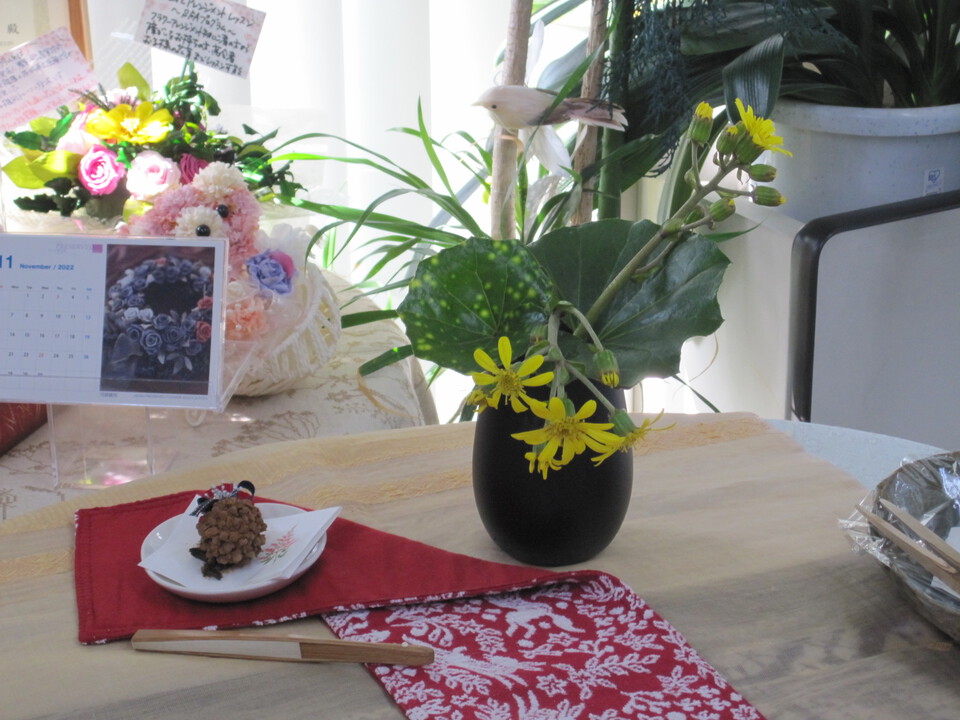 テーブル茶道・11月の茶花とお菓子
