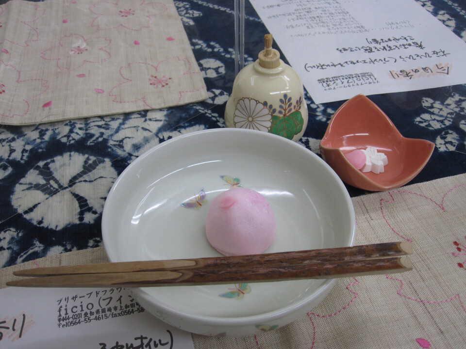テーブル茶道・3月の茶花とお菓子
