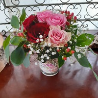 赤ピンクバラやユーカリで花瓶にこんもりとアレンジ【豊田市フラワー教室】