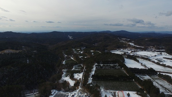 ドローン空撮写真！雪のしもやま高原農場♪
