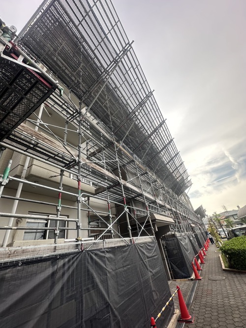 マンション改修工事足場－組立て!!