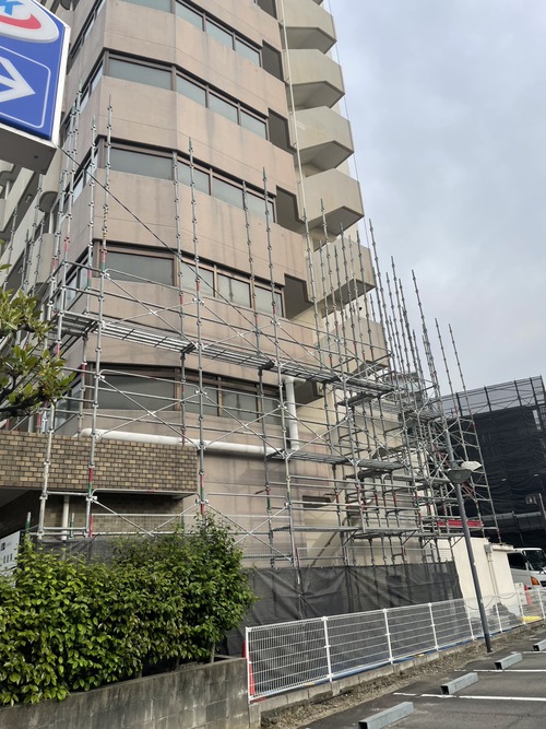 マンション改修工事足場－組立て!!