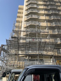 マンション改修工事足場－組立て!!