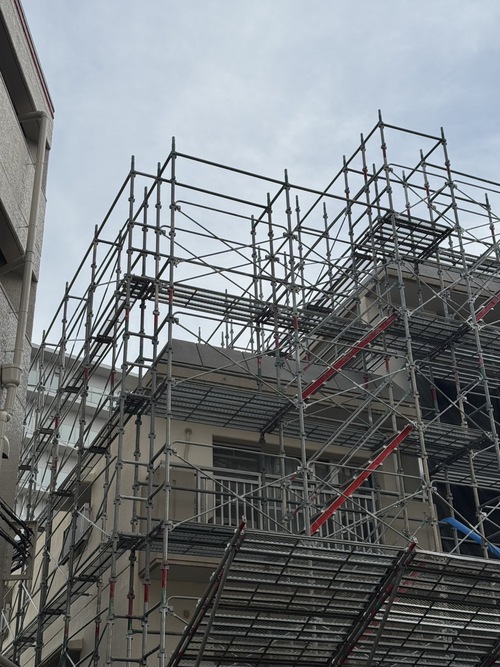 マンション改修工事足場－組立て!!
