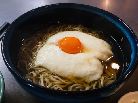 モチモチのとろろと 新鮮なランニングエッグのコクと甘みがお蕎麦とベストマッチ 身体温まる 月見とろろそば 麺やつゆのプロが通う自家製味噌煮込みうどん そば ひやむぎのお店 岡崎 食彩館 麺工房