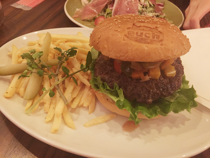 アメリカンカフェ&バーで巨大なハンバーガーを！豊田市美術館近く「each イーチ」にて！