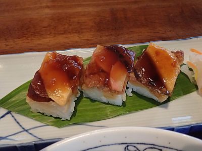 知多市 岡田の祭めし押し寿司と天ぷら付き麺のセット