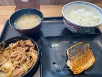 今日のランチ 今日3/1からの新メニュー!吉野家の牛さば定食です。 2024/03/01 15:21:03