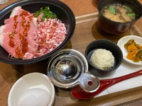 今日のランチ 岡崎イオンにある、北海道キッチンYOSHIMIさんの北海道産牛とろ＆ローストビーフ丼です！ 2024/05/29 14:48:25