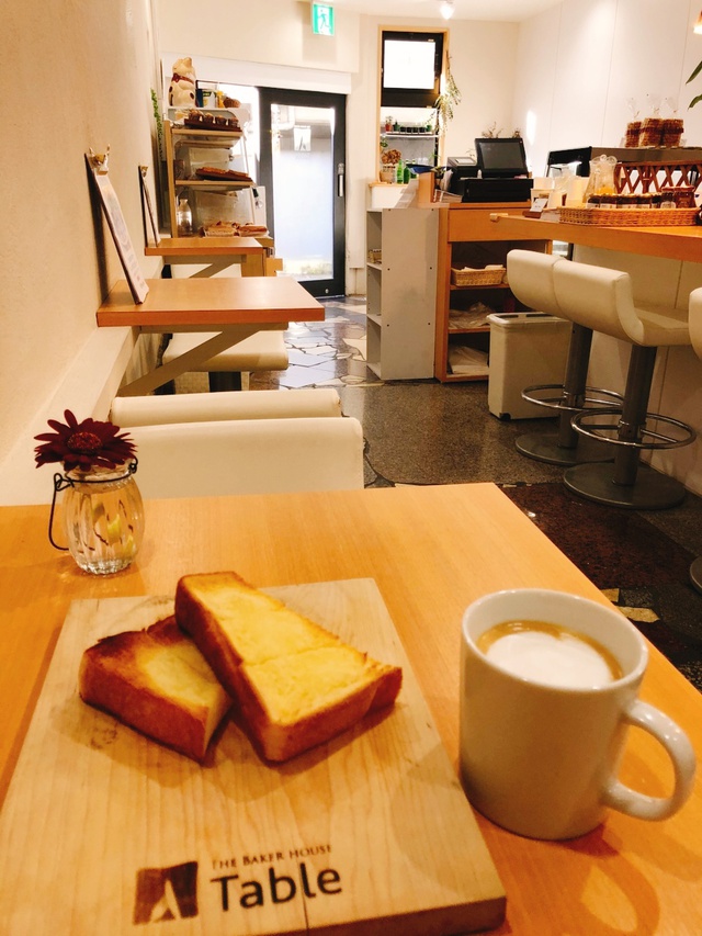 東岡崎駅から徒歩30秒！昼と夜とで2つの顔を持つ珍しいカフェ、Backyard Cafe Table