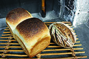 あぶさんと　自家焙煎珈琲専門の喫茶店ですが手作りの自家製酵母パンも販売してます。