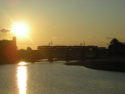 名鉄と乙川の夕陽