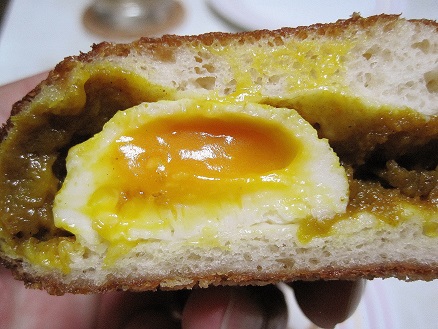 とろ〜り半熟卵のカレーパン