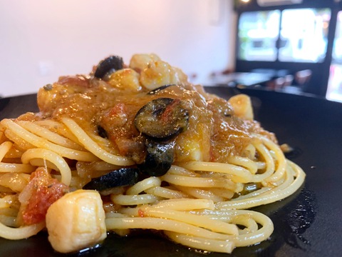 小柱とオリーブのトマトラグー スパゲッティ