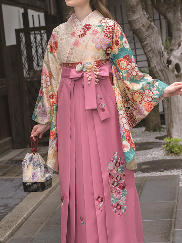 薄いクリームに青緑挿し色古典柄の袴用着物&ピンク袴